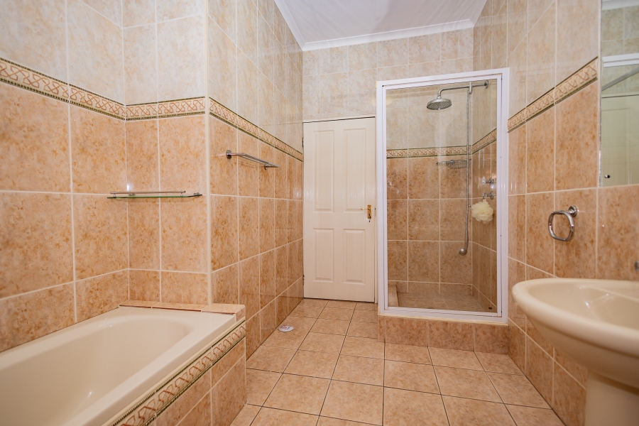 To Let 3 Bedroom Property for Rent in Loevenstein Western Cape